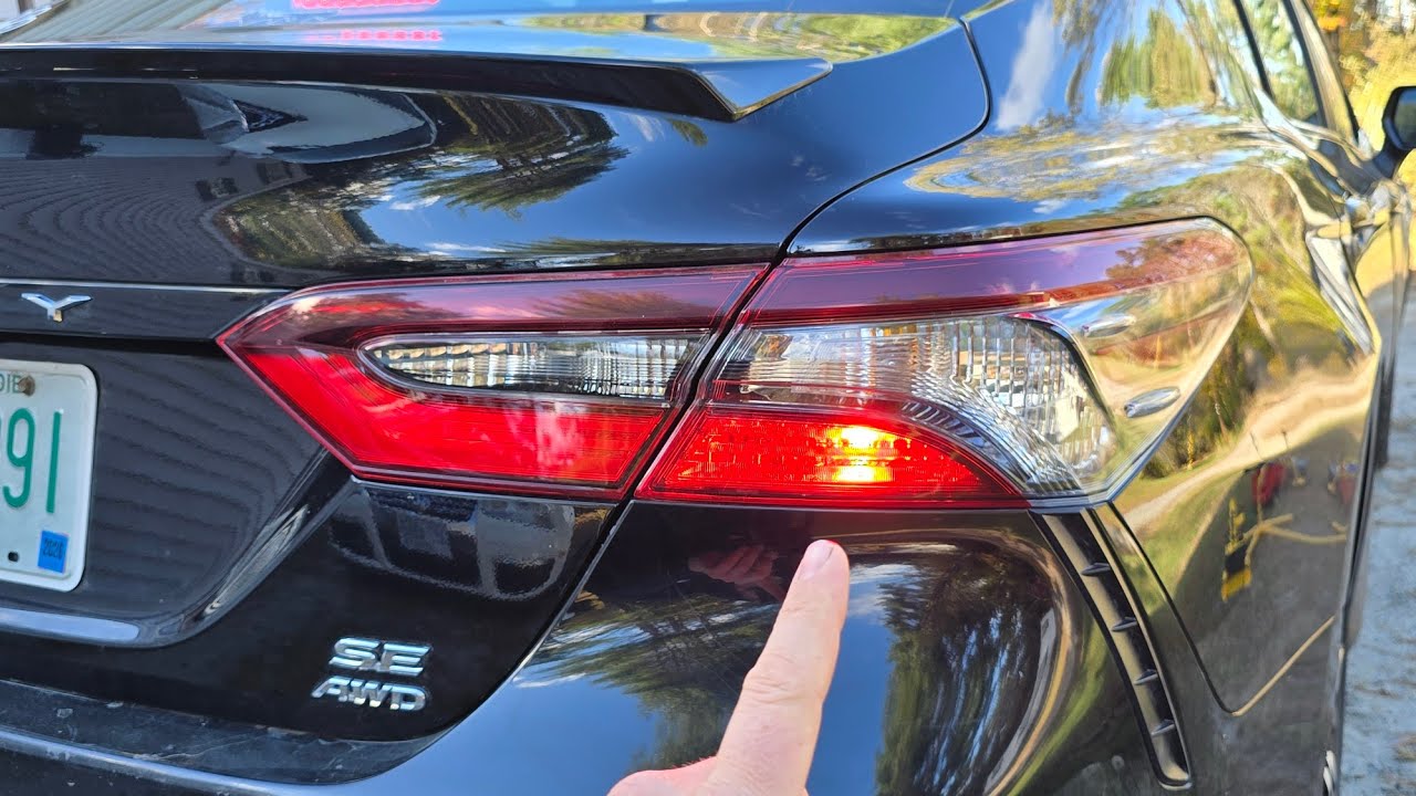 Замена лампочек в стоп-сигналах, указателях поворота, габаритных огнях Toyota Camry 18–23 годов в...