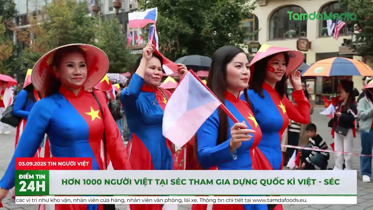 Hơn 1000 người Việt tại Séc tham gia dựng quốc kì Việt - Séc | TamdaMedia