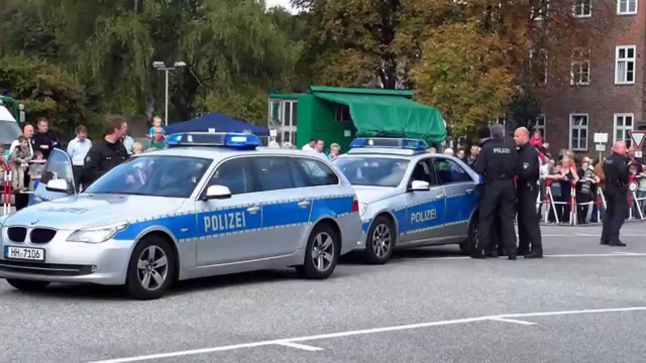 Vorführung einer Verfolgungsjagt der Polizei mit Zugriff