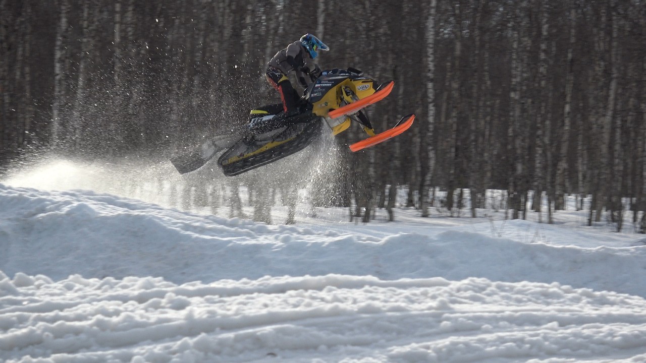V&auml;rldsf&ouml;rarna i snowcross Emil Harr och Olle Shalstr&ouml;m tr&auml;nar p&aring; &Aring;kes arena Oltokkholmen .