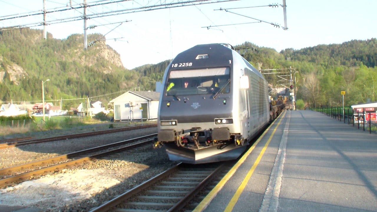 Bane Nor El 18 2258 med langt skinnetog  Sira. 10 Mai 2016