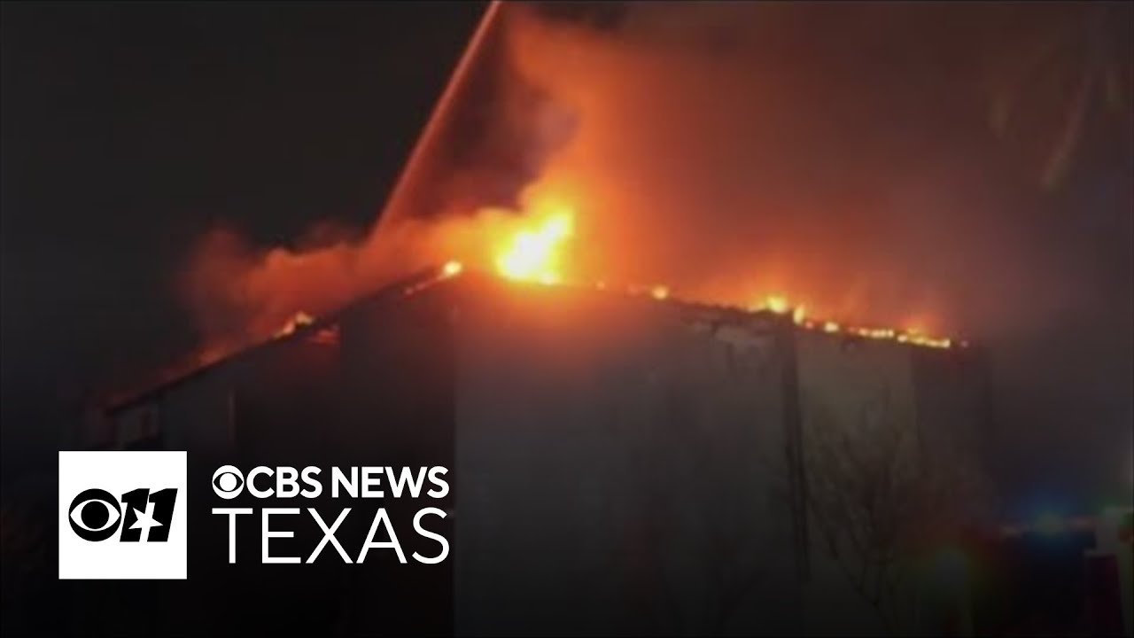 2 hurt, 20 displaced by Dallas apartment fire