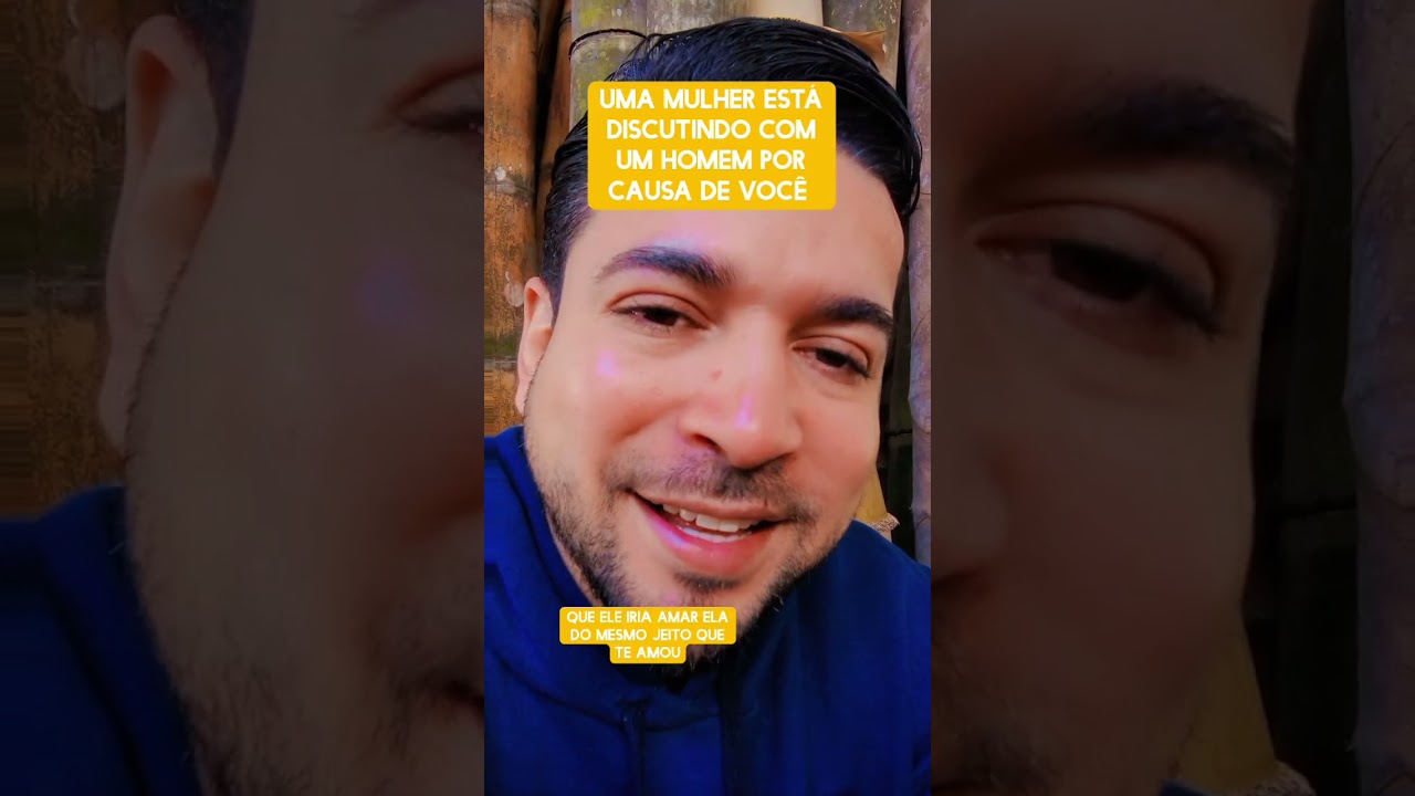 Uma mulher está discutindo com um homem por causa de você 