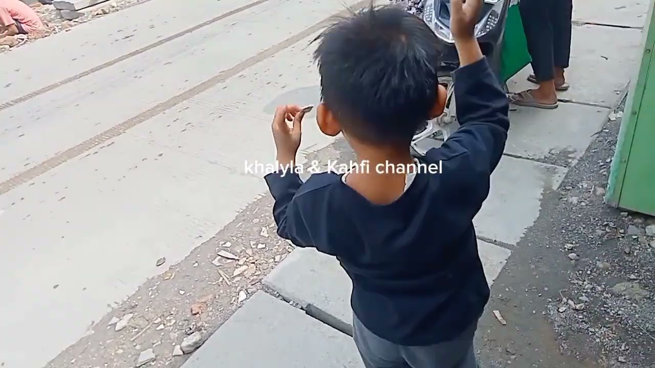 Ondel2 pake baju kuning