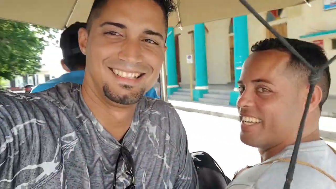 Recorriendo el Boulevard de Holguin Cuba / La calle de los negocios