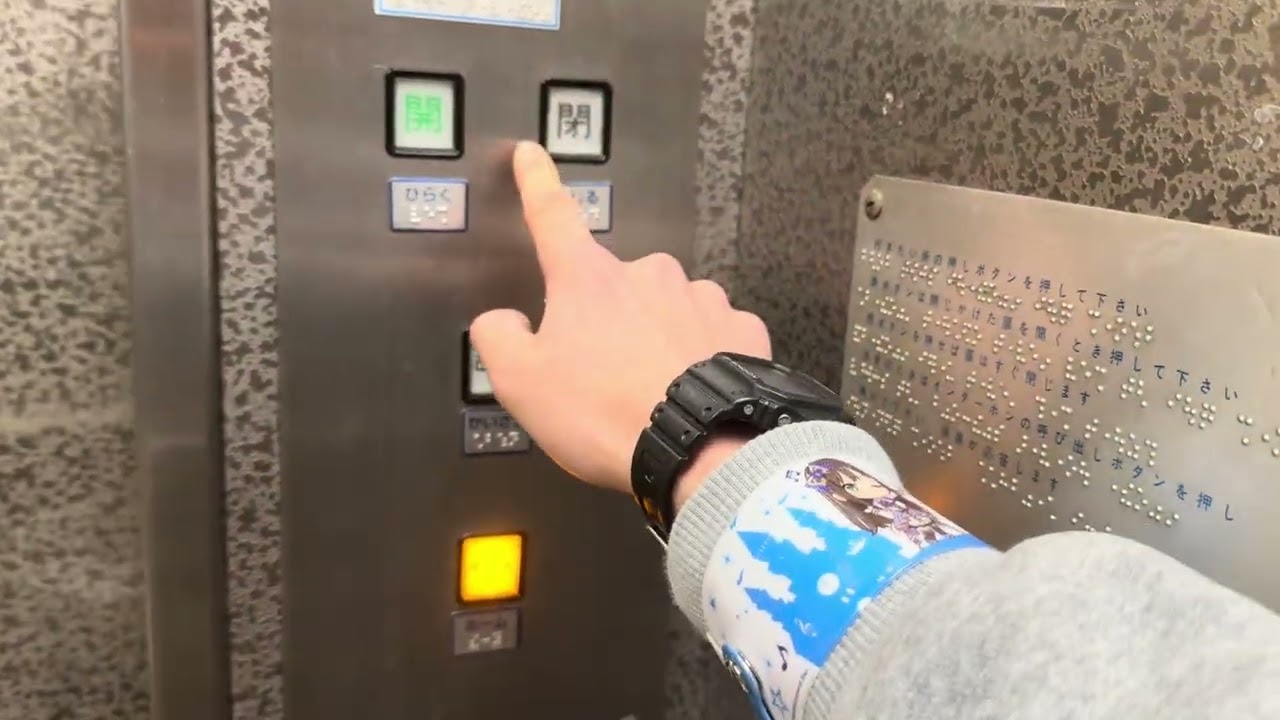 謎の窓 地下鉄の駅にある日立製の古いエレベーター