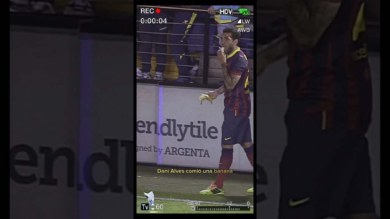 Alves come una banana en respuesta a un acto racista. #danielalves #danialves #futbol #shorts #barca