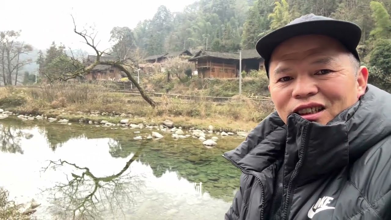 農村遛狗，風景秀麗的小溪邊很多麻雀，差點被小狗抓到