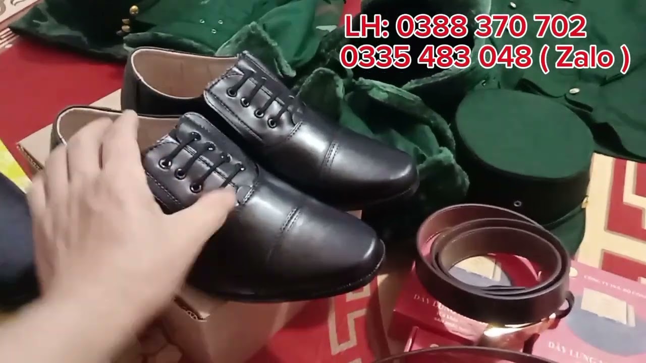 Bên em đầy đủ các mẫu hàng của quân nhu như giày da cấp tướng tá, huân chương, huy hiệu,