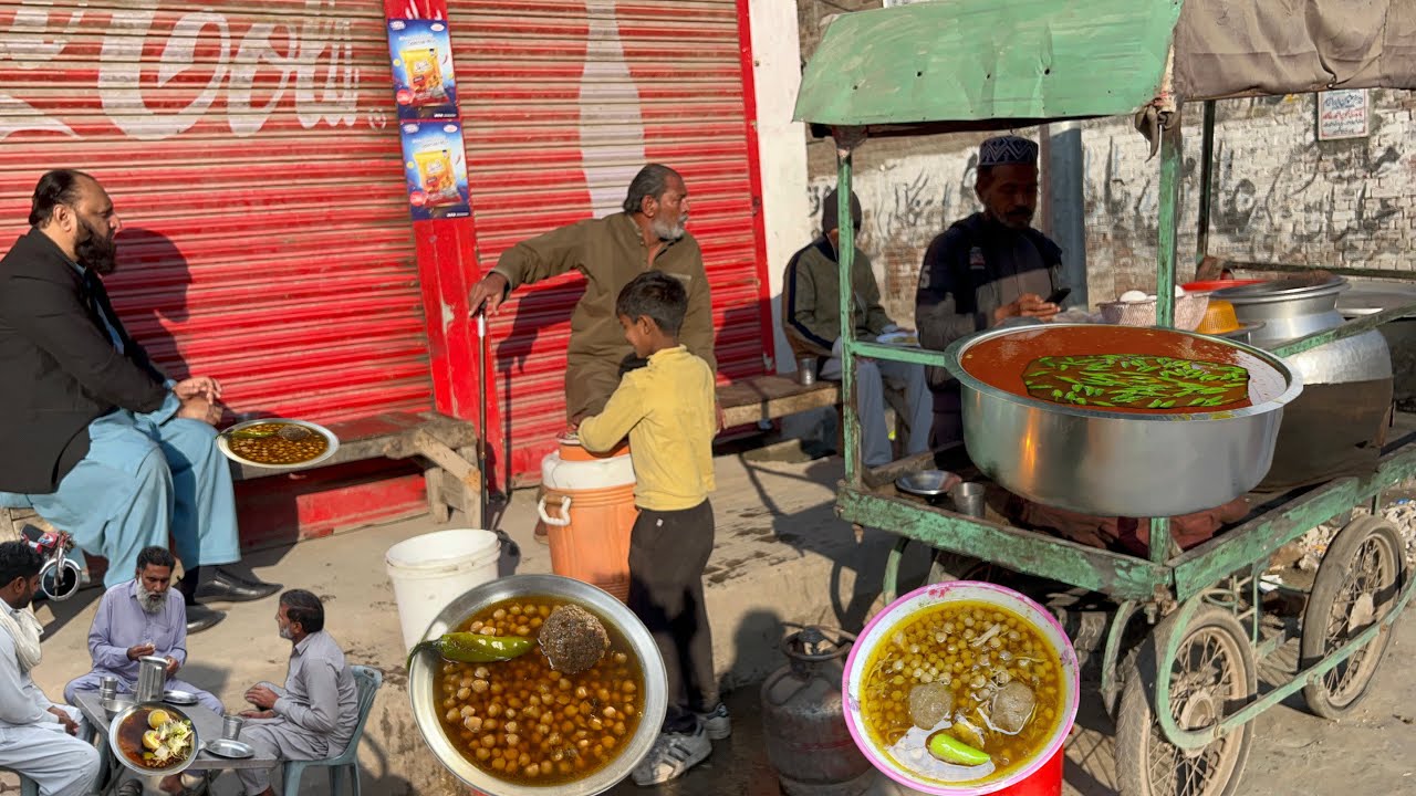 60/- ROADSIDE CHEAPEST DESI BREAKFAST 😍 SPECIAL ANDA CHNAY IN STREET FOOD PAKISTAN |PAKISTANI NASHTA