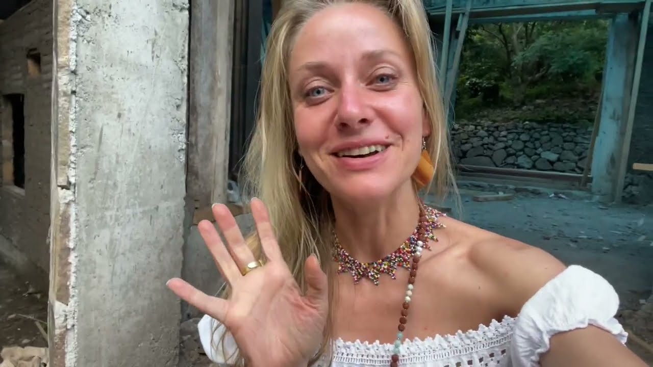 The roof is finally going up on Erica’s house in Guatemala 😃 (House update video)