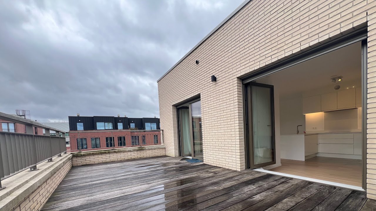 TOUR & TAXIS/City center- Bright penthouse apartment - terrace 32sqm. Bike room 🚲 + 🅿️