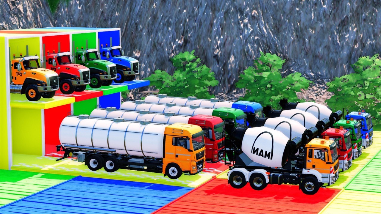 Красочные огромные грузовики — перевозят полицейские машины и бетоносмеситель с платформенным при...