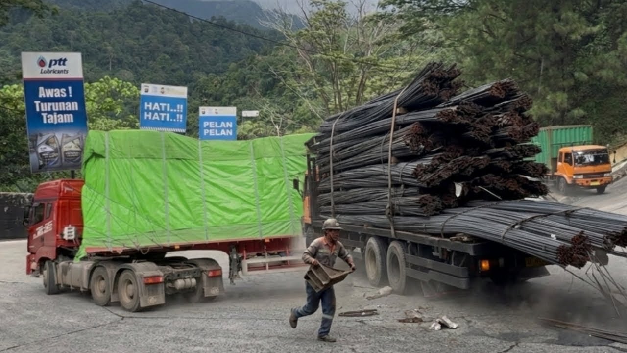 Truk Nyaris Adu Banteng, Truk Muatan Besi Super Panjang Kesulitan Berbelok di Sitinjau Lauik