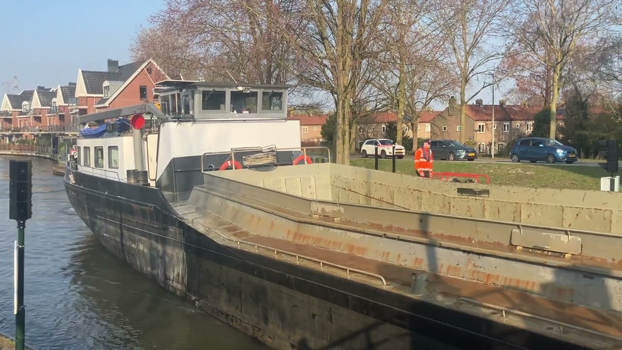 Shalom binnenvaartschip bij brug Driemond