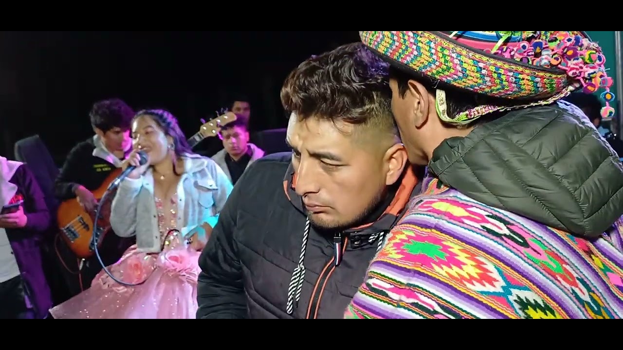 Aydee Huamán en Sarhua //corta venas // voz y música en vivo.