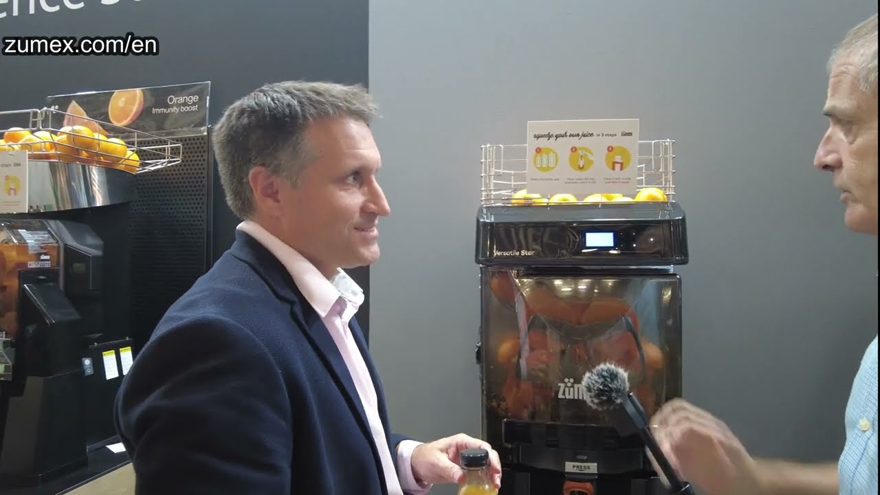 Zumex Automatic Juicer. Juices 40 Oranges a Minute! #hostmilano2023 #orangejuicer #restauranttrends