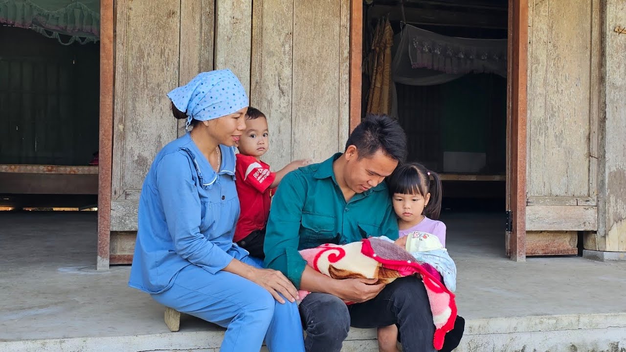 Happy family with baby - Ve and Khoi go home to harvest peanuts to sell