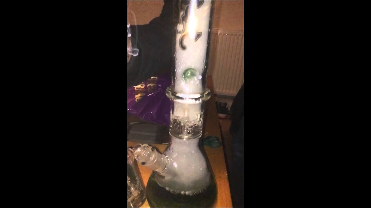 Percolator bong with ashcatcher in Slow motion! 1440p HD