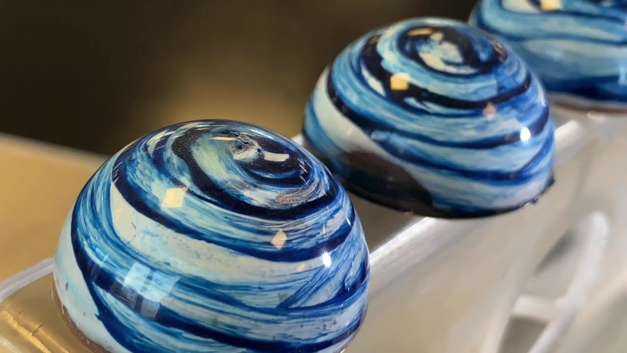 Incredible blue bonbon design with a swirl