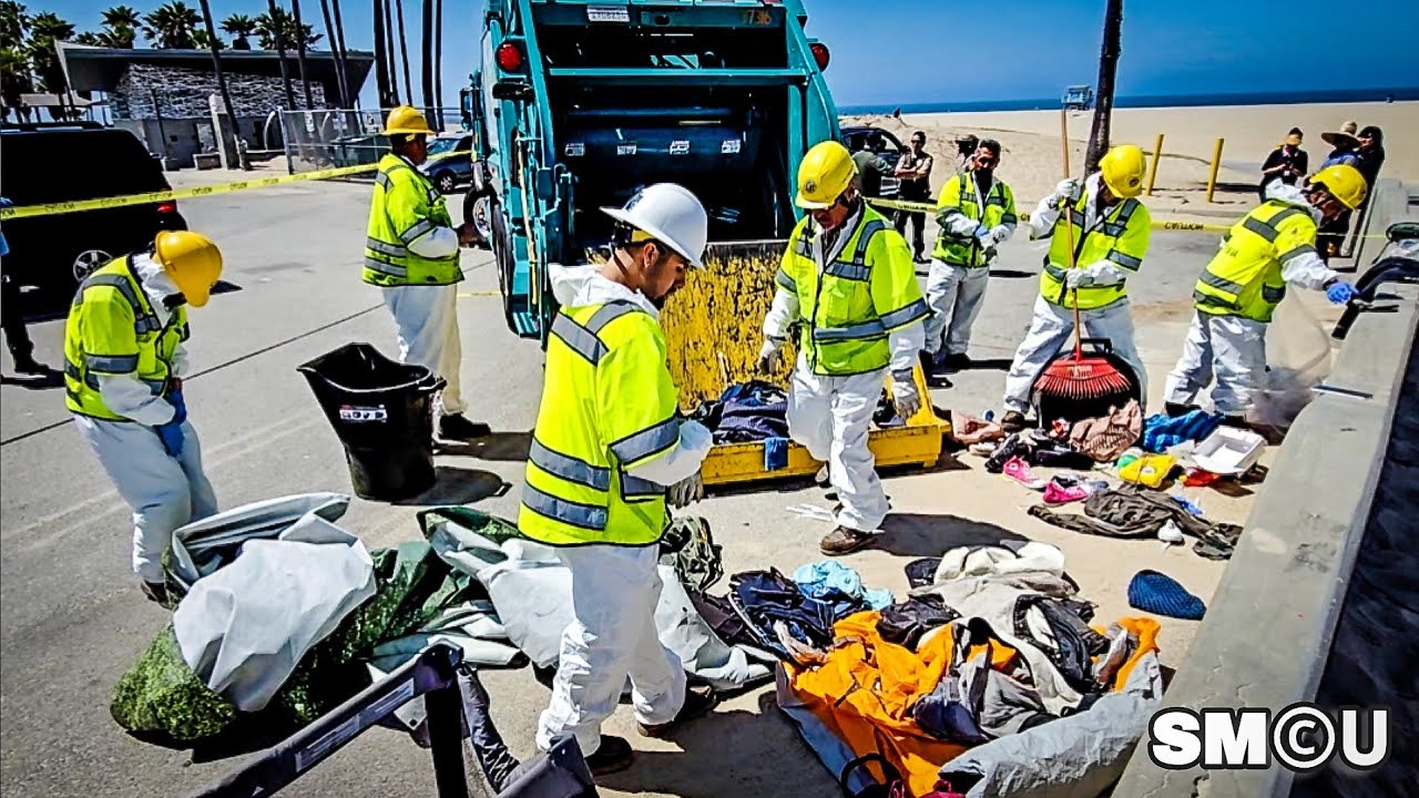 𝗩𝗘𝗡𝗜𝗖𝗘 𝗦𝗪𝗘𝗘𝗣: City Crews Clear Boardwalk and Beach in Coordinated Cleanup Operation