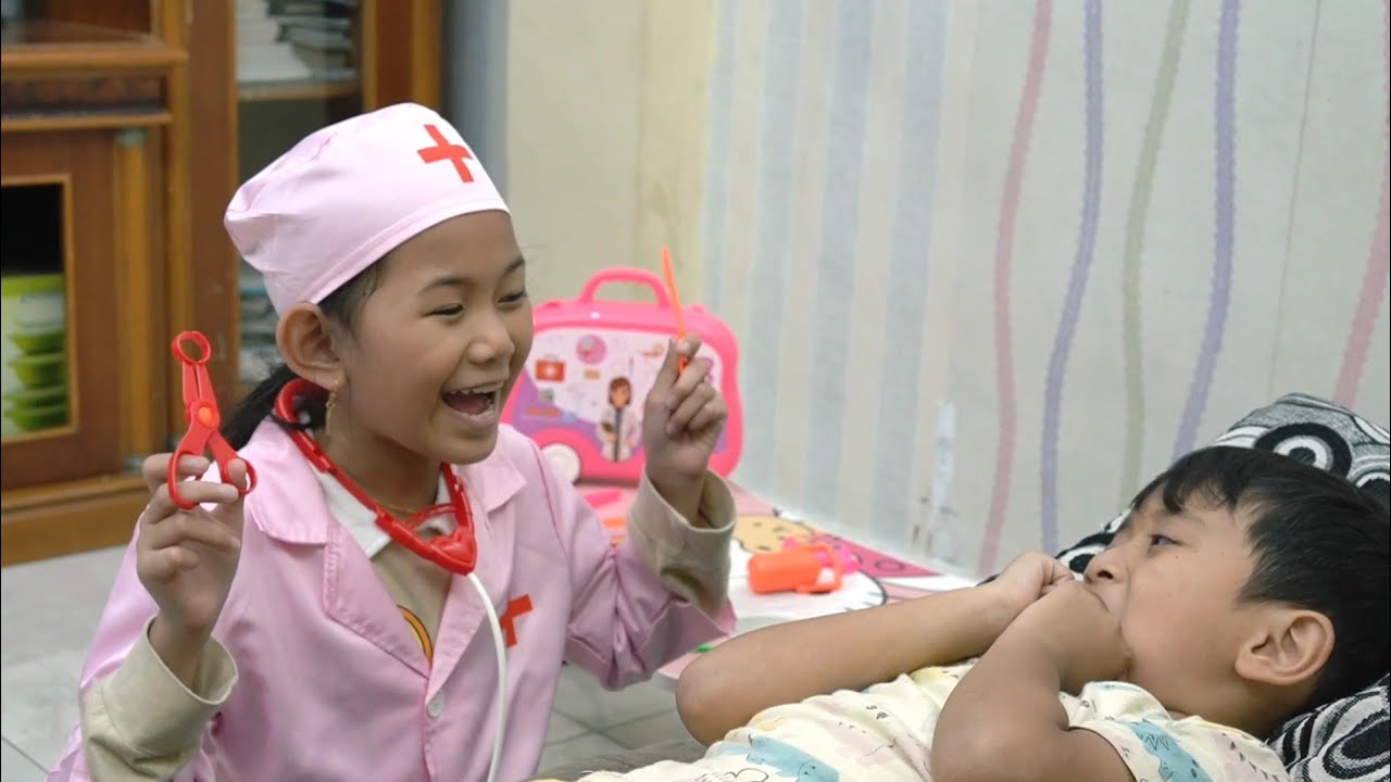 Drama Anak - Husna dan Sani bermain dokter-dokteran - Sani takut di sunat | Zein husna