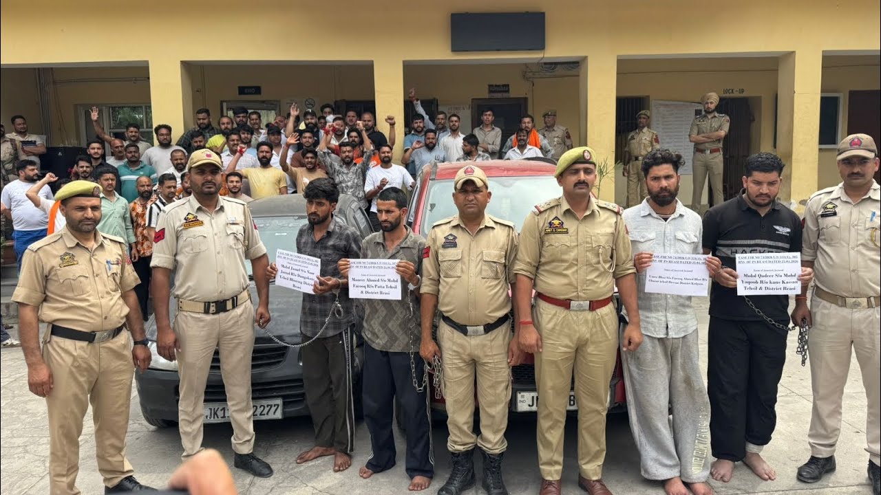 Reasi Police की बड़ी कार्रवाई। चार गौ तस्करों को किया गिरफ्तार। चोरी हुई गाय को कश्मीर से किया बरामद