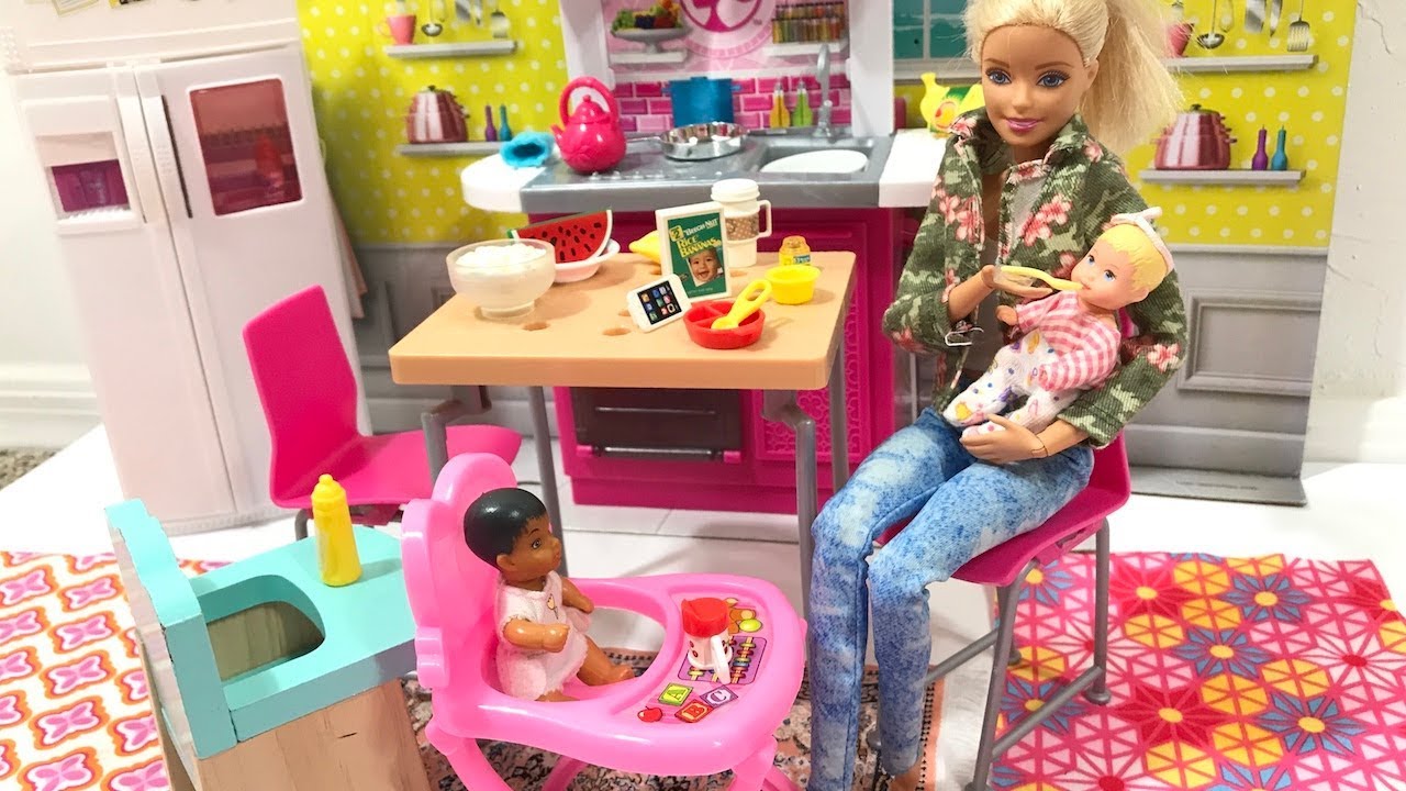 Barbie Doll Babysitting!
