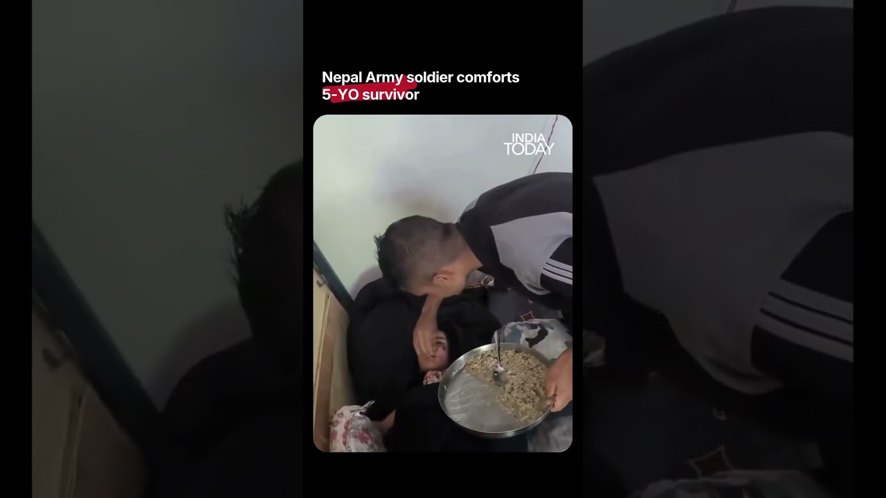 Nepal Flood Rescue: Nepal Army Soldier Feeds Khichdi To 5-Year-Old Rescued #shorts #viral #nepal