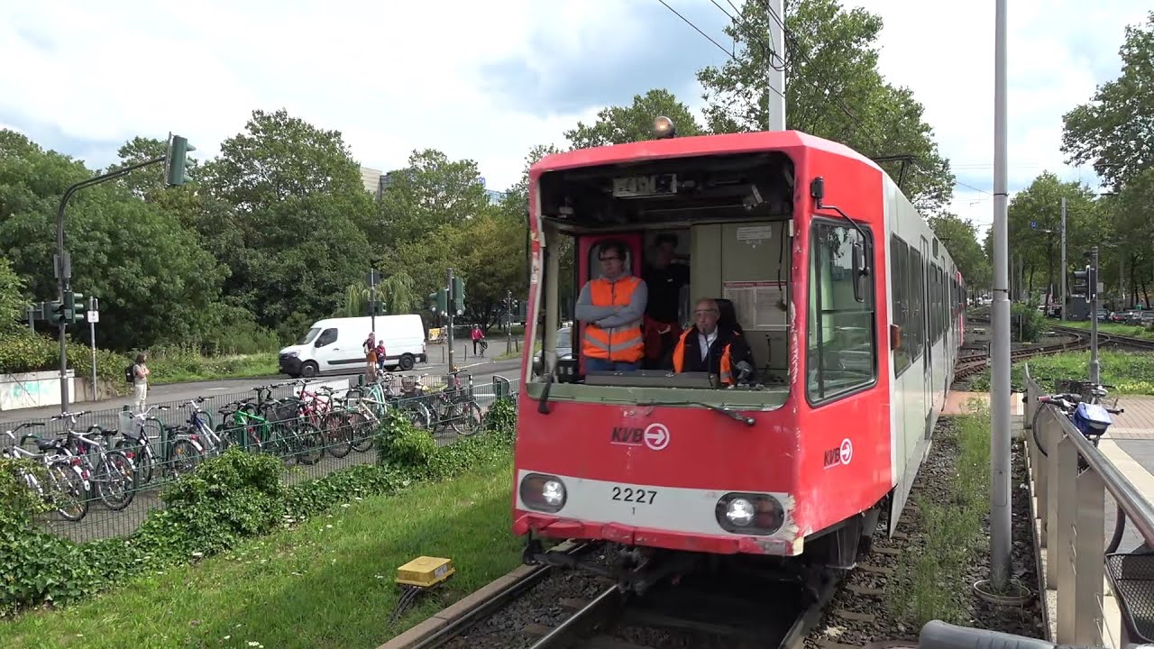 Stadtbahn 2227 KVB fährt ohne Frontscheibe nach Zusammenstoß mit Linienbus am 09.08.23