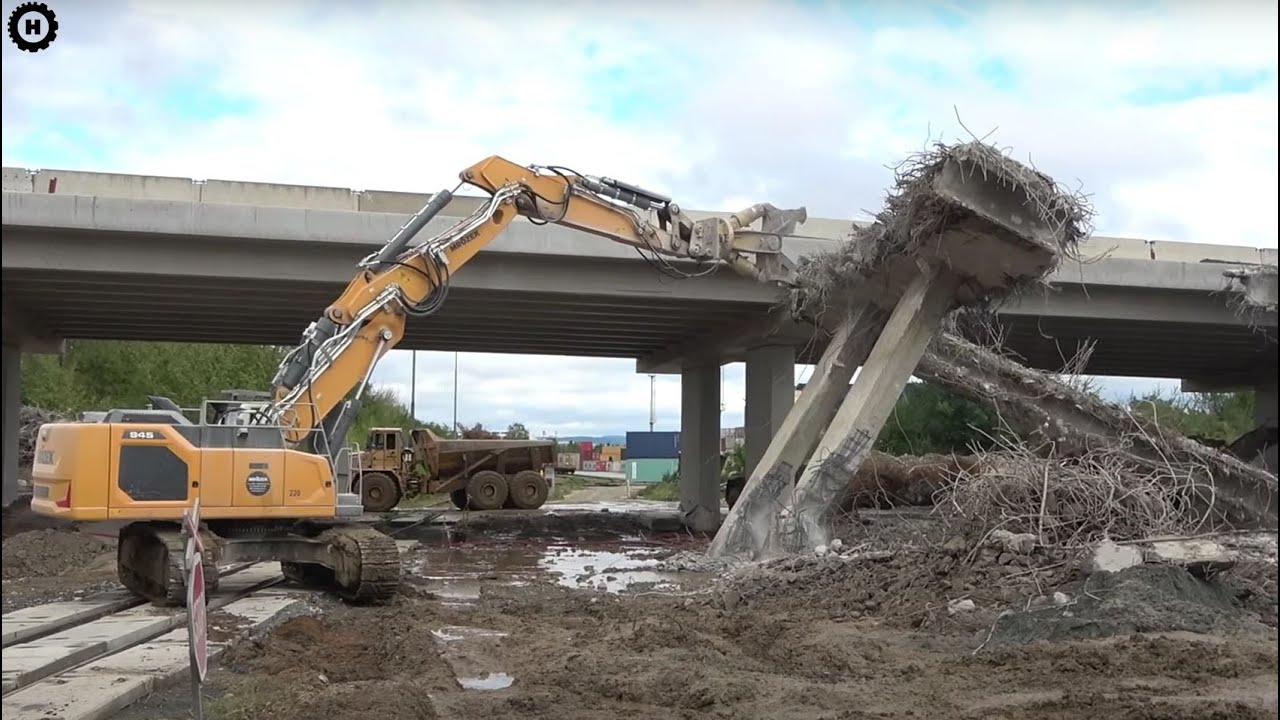 Kompletní demolice dálničního mostu - několik velkých bagrů