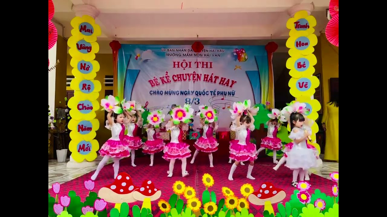 Bé Bảo Trâm và tốp múa phụ họa tham dự hội thi bé kể chuyện hát hay do trường MN Hải Vân tổ chức