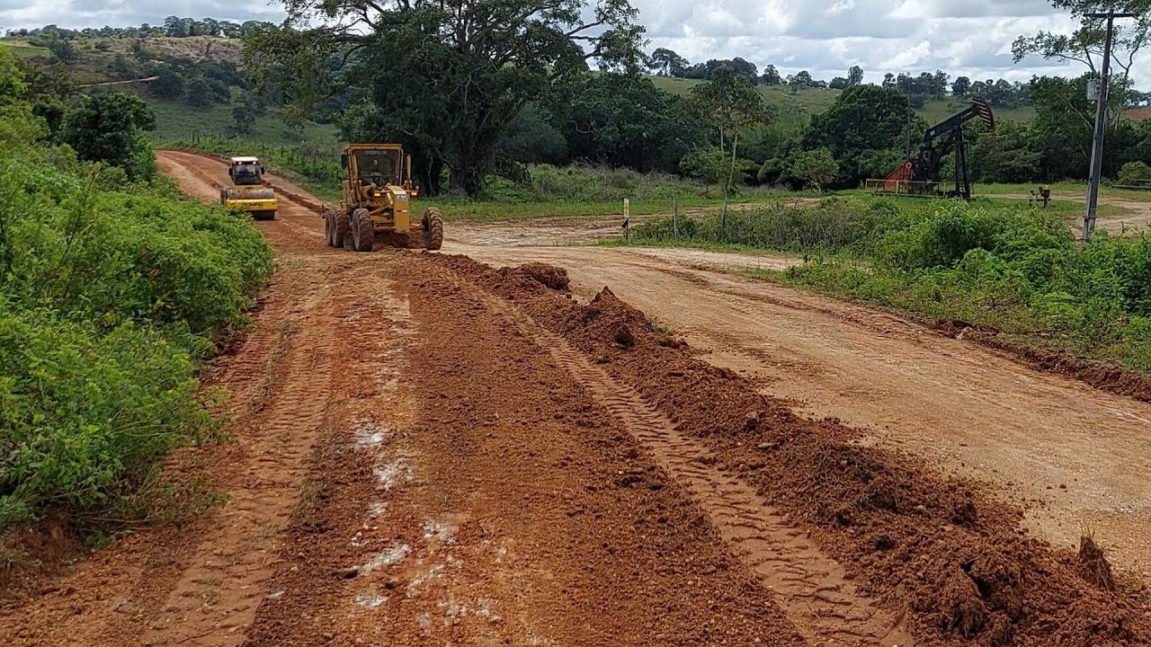 Manutenção de estrada rural motoniveladora cat 120k e rolo compactador bomag/motorgrader/