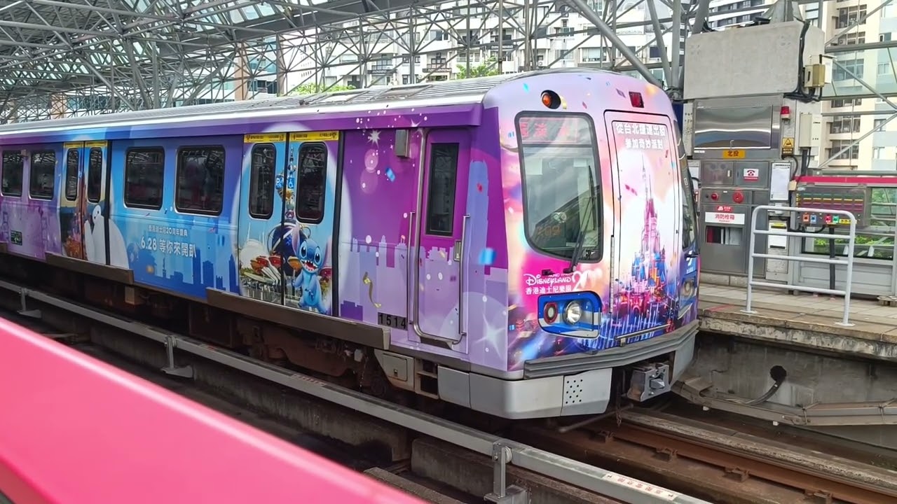 臺北捷運R淡水信義線  香港迪士尼樂園20週年主題彩繪列車往淡水於北投站一月台進站+離站（車號：513/514）