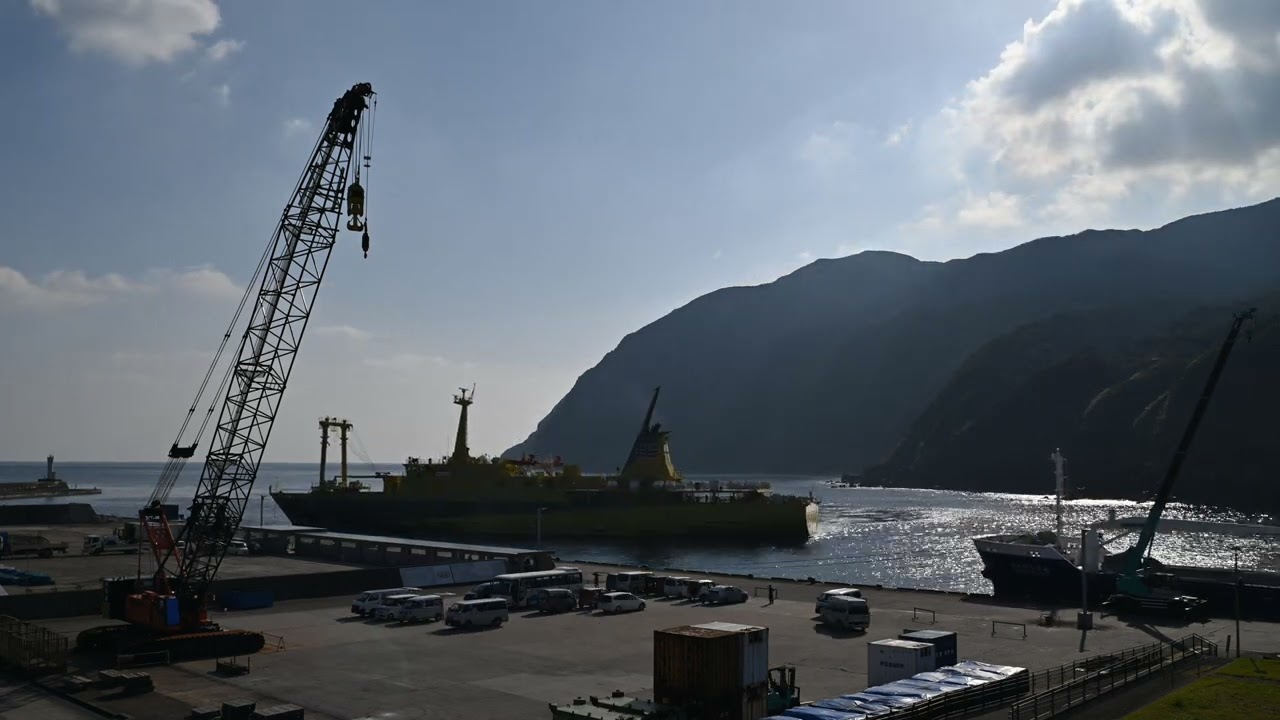 八丈島・底土港に入港する橘丸