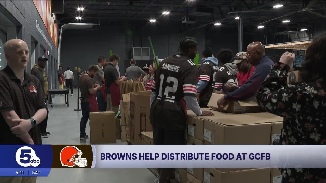 Cleveland Browns help distribute food at Greater Cleveland Food Bank