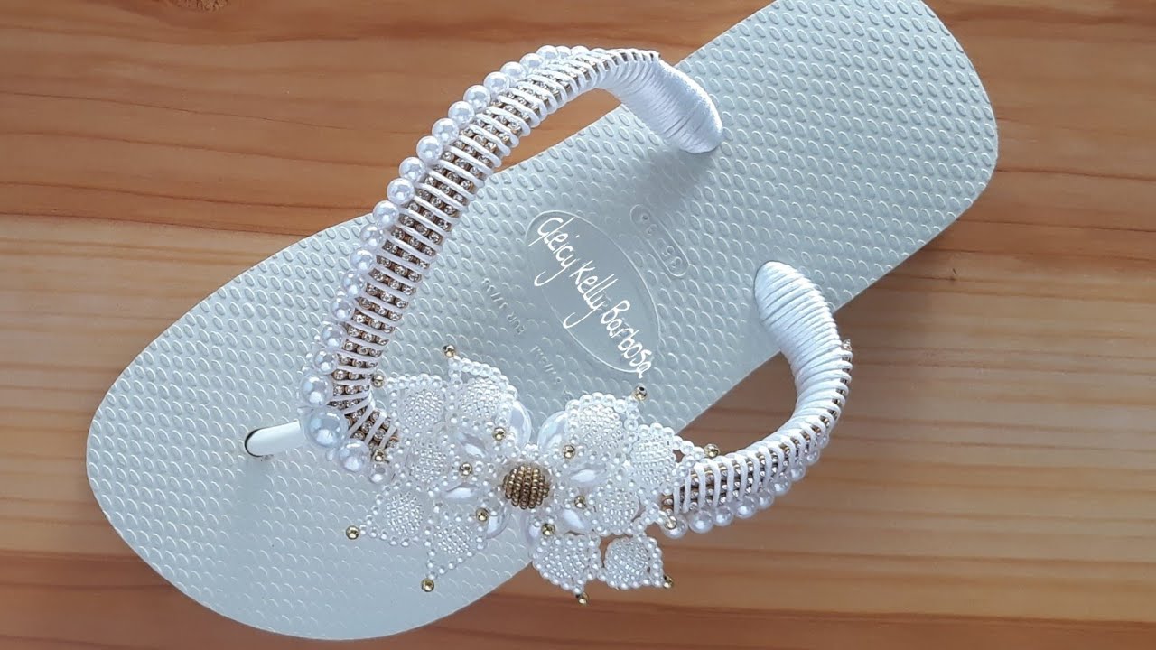 Chinelo bordado com laço de pérolas e mantra de strass e fio