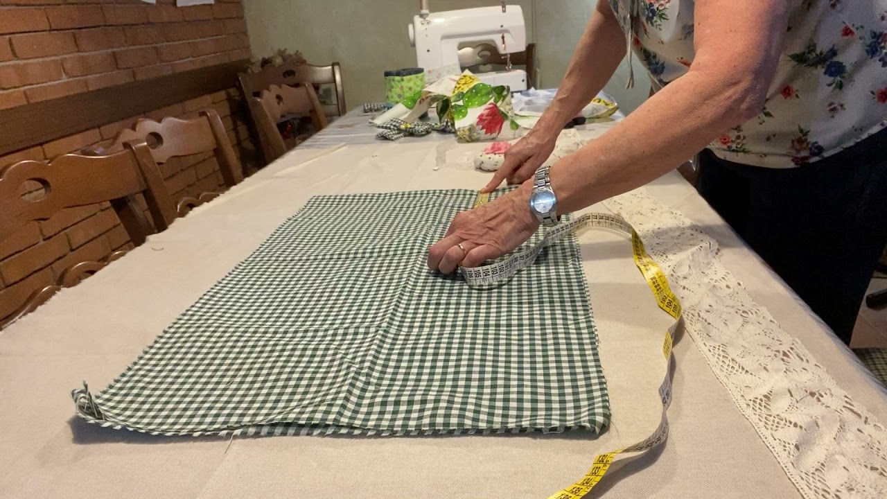 La tendina  con la mantovana annessa.il baule della nonna.