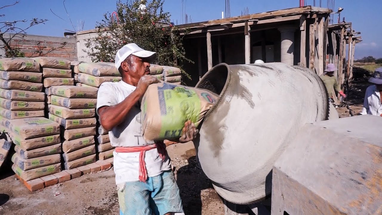 Trabajando un colado en México #oaxaca #construction #viral