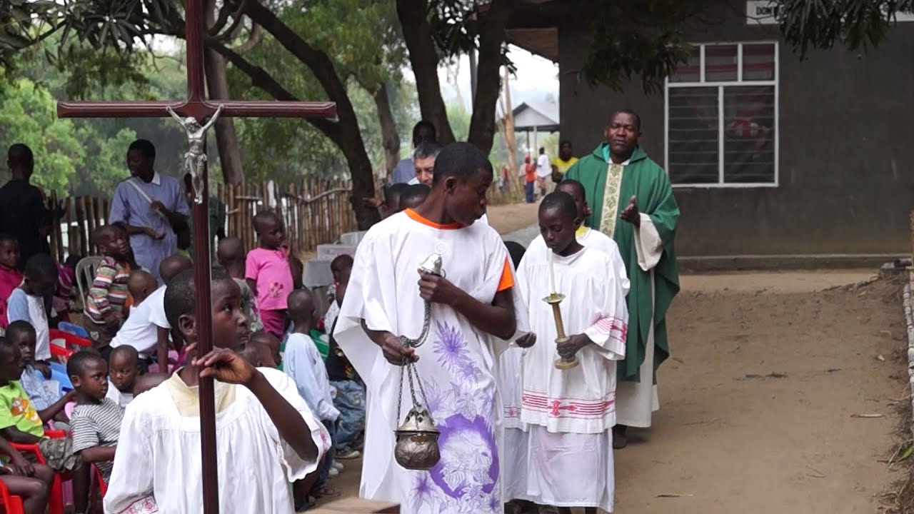MISA A KIMBONDO. AFRICA CONGO  (con el padre chileno. Dr hugo)
