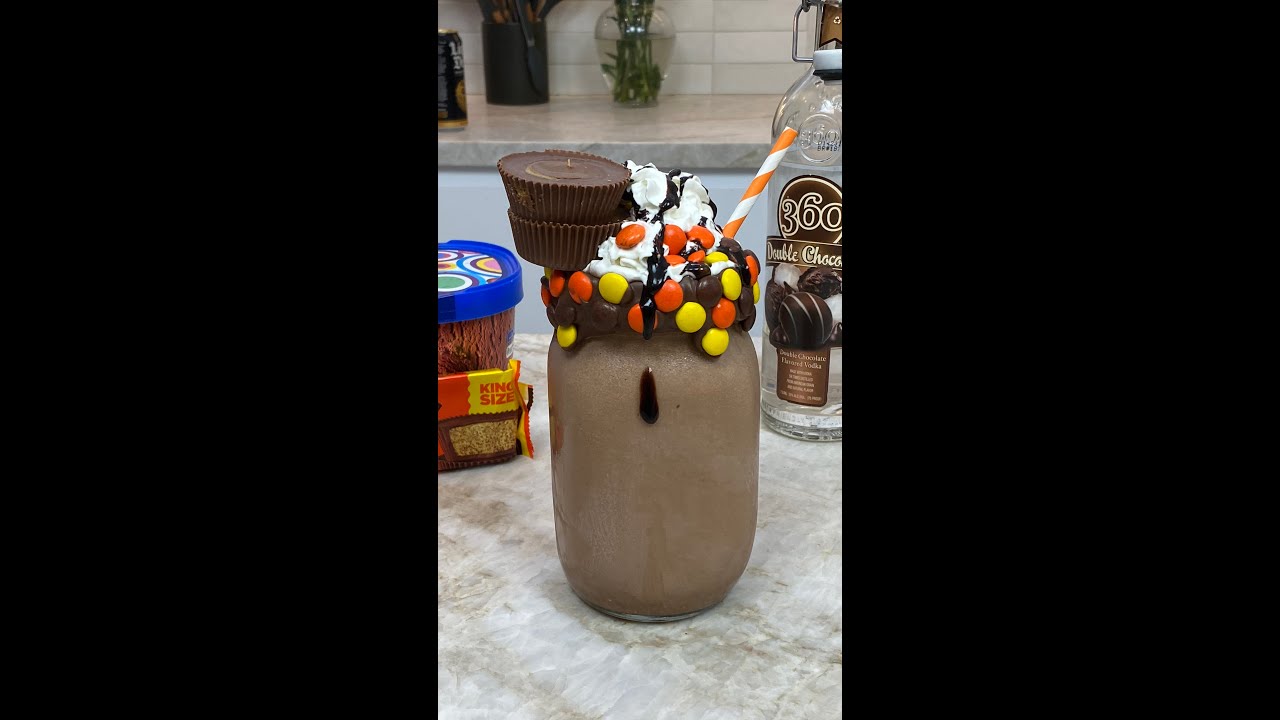 Reese&rsquo;s Peanut Butter Cup Freakshake 🍦🍫 #shorts