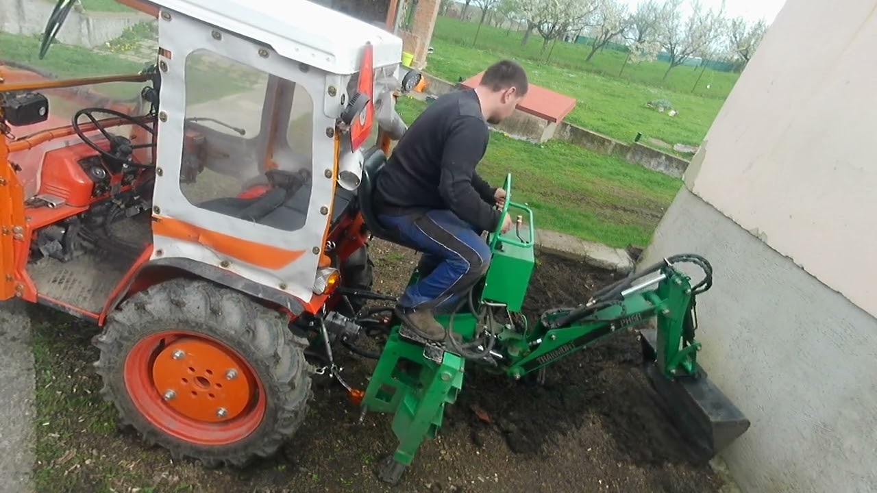 kubota B1600 tractor bagger
