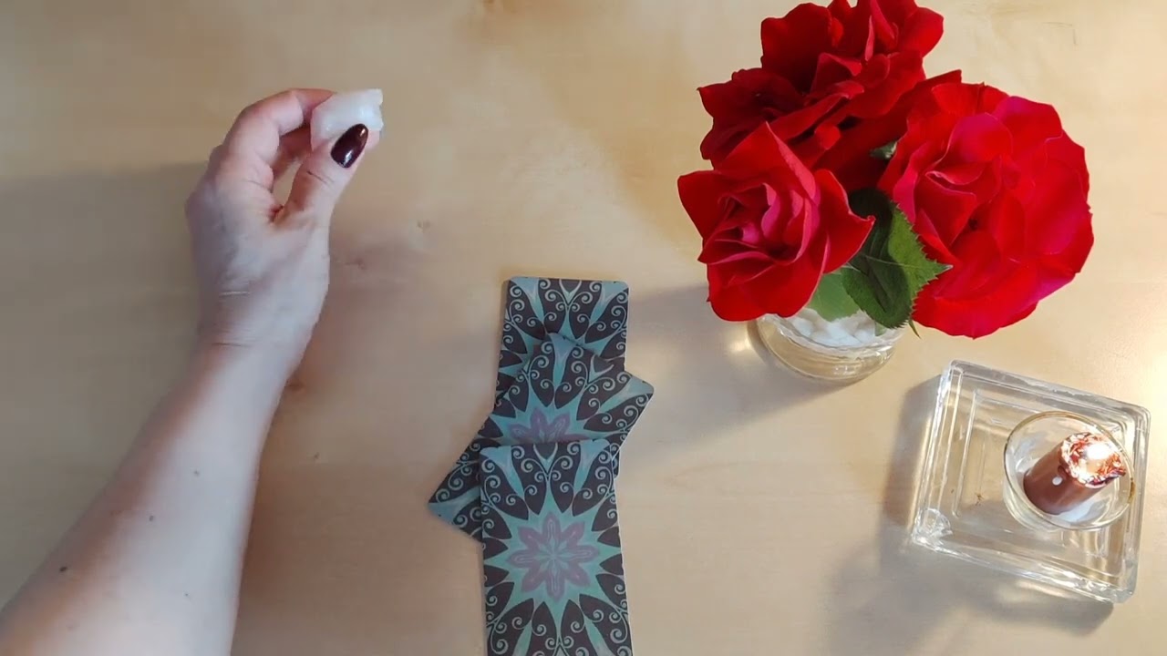 Aklımdaki kişi ŞİMDİ ŞU ANDA beni düşünüyor mu, ne düşünüyor? #tarot #tarotreader #seçmeli