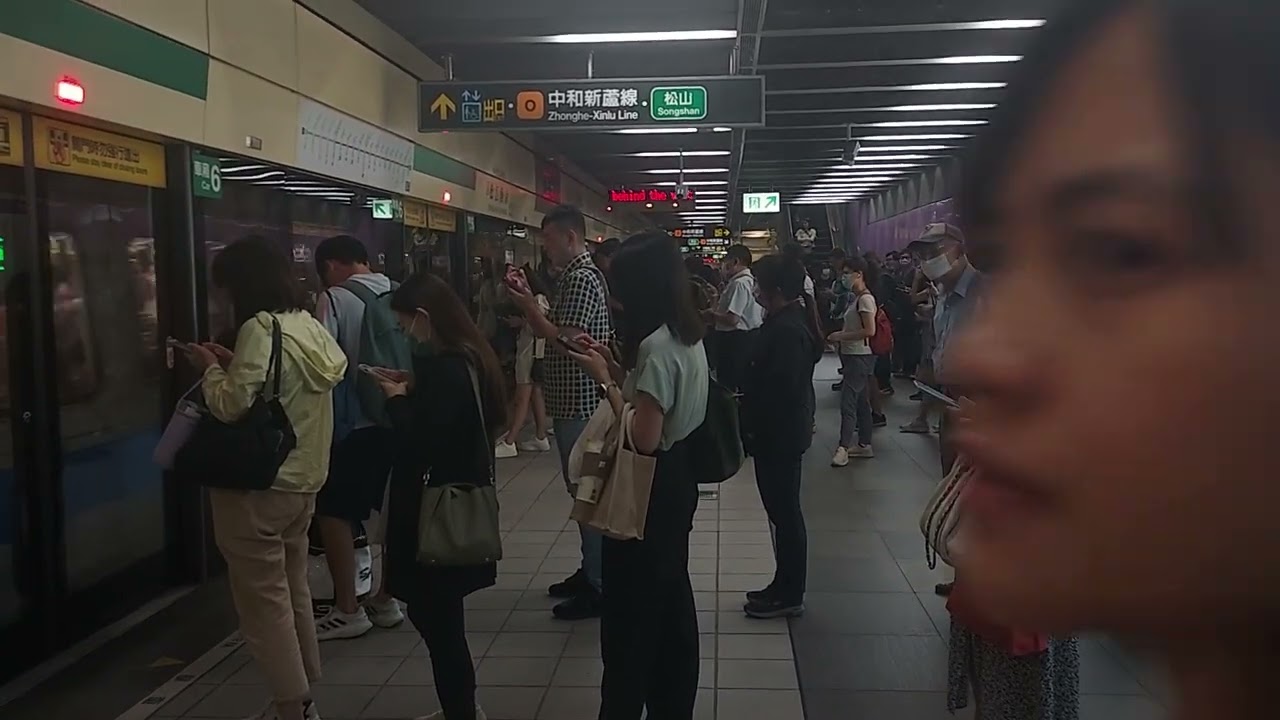 台北捷運 松山新店線 松江南京站 下班尖峰時刻人潮(往新店、台電大樓方向) [G15 X]