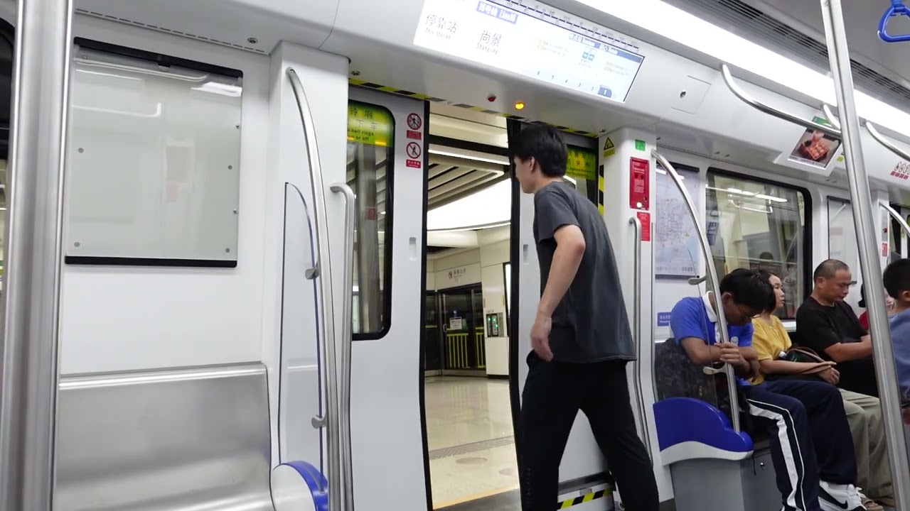Shenzhen Metro - Line 16 doors in action