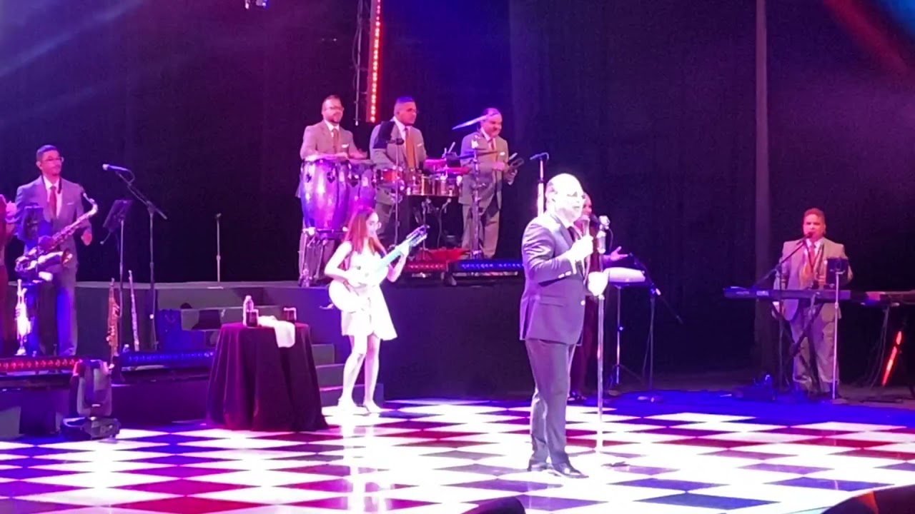 Cuatrista Fabiola Muñoz en Concierto Gilberto Santarosa en Bellas Artes
