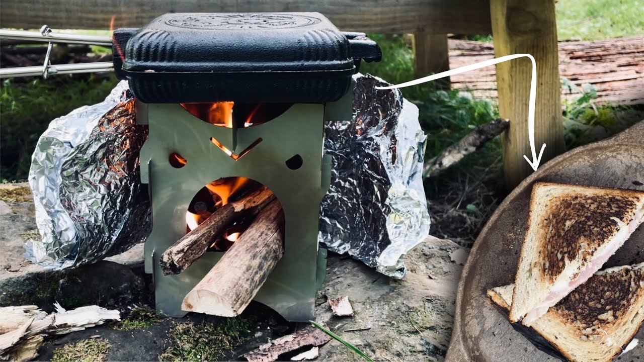 Cuisine bushcraft avec réchaud à bois Savotta et moule à sandwich Petromax.