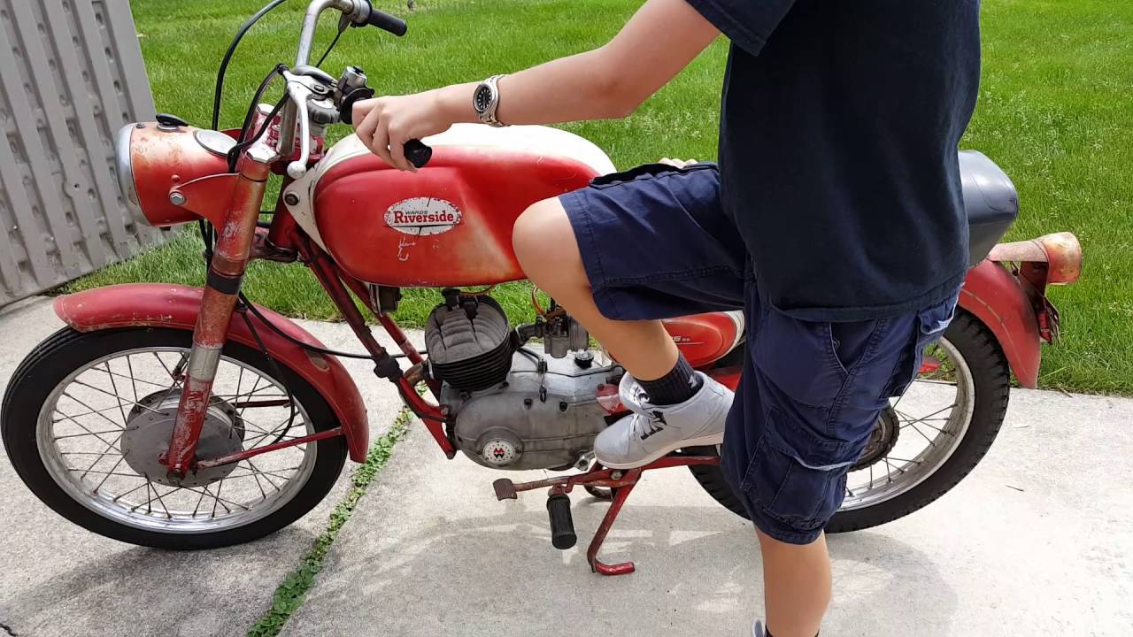 Нико начинает гонки на мотоцикле Wards Riverside 125cc 1965 года выпуска.