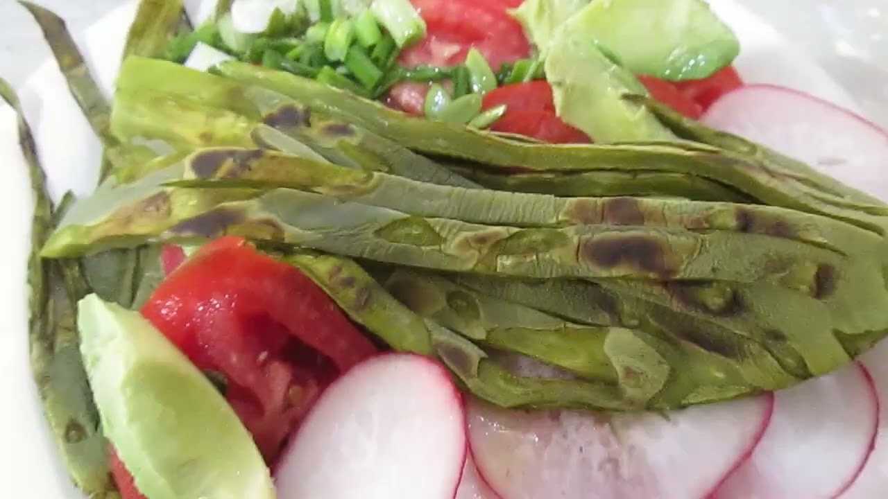 Jitomate, nopales asados, rábanos, aguacate, cebolla cambray, guajes y aceite de oliva...