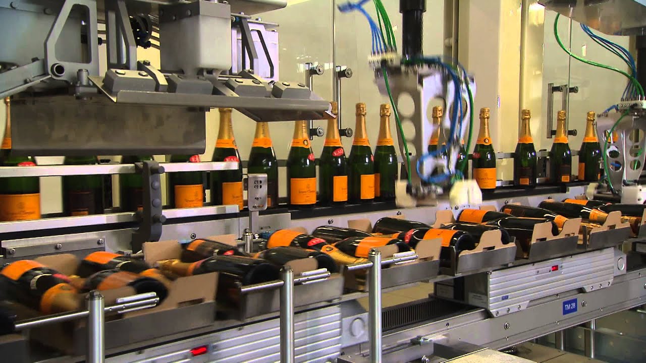 Flaschenpacker für Champagner: Verpackungsroboter platzieren Flaschen in Kartons